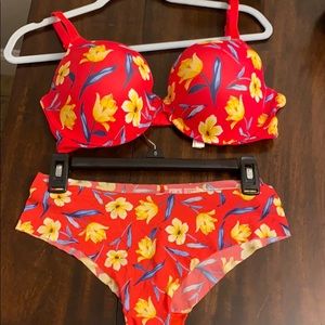 NWOT!! Victoria’s Secret 36DD Bra & LG panty set